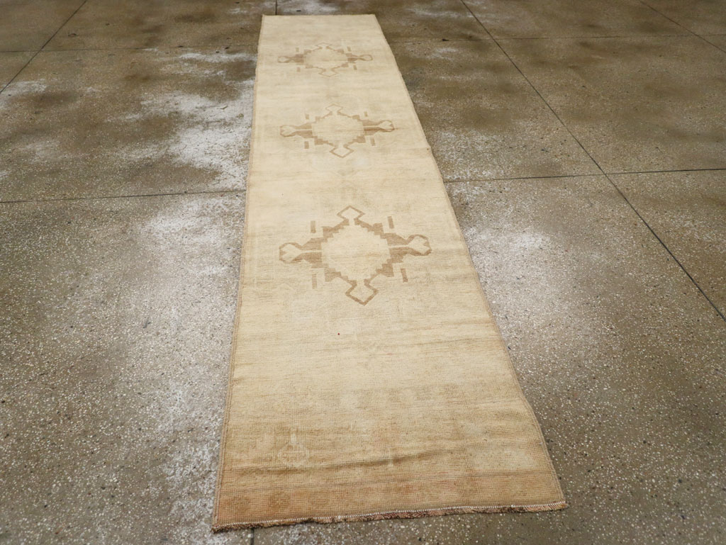 Vintage Turkish Anatolian Runner, No.33385 - Galerie Shabab