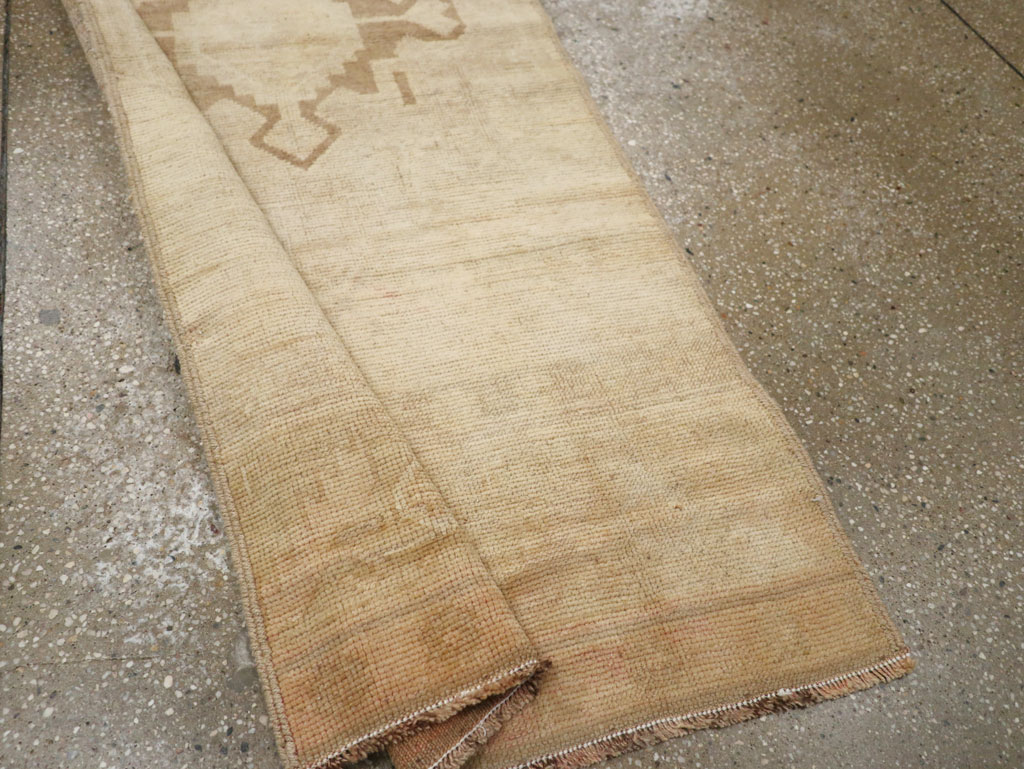 Vintage Turkish Anatolian Runner, No.33385 - Galerie Shabab