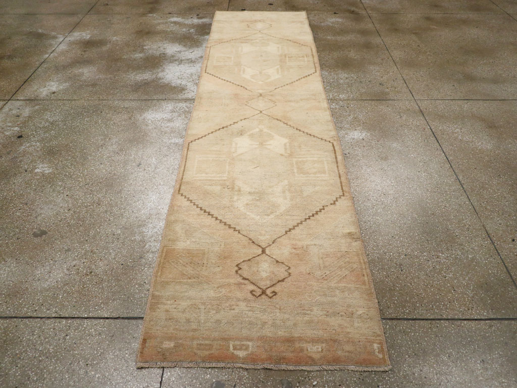 Vintage Turkish Anatolian Runner, No.33386 - Galerie Shabab