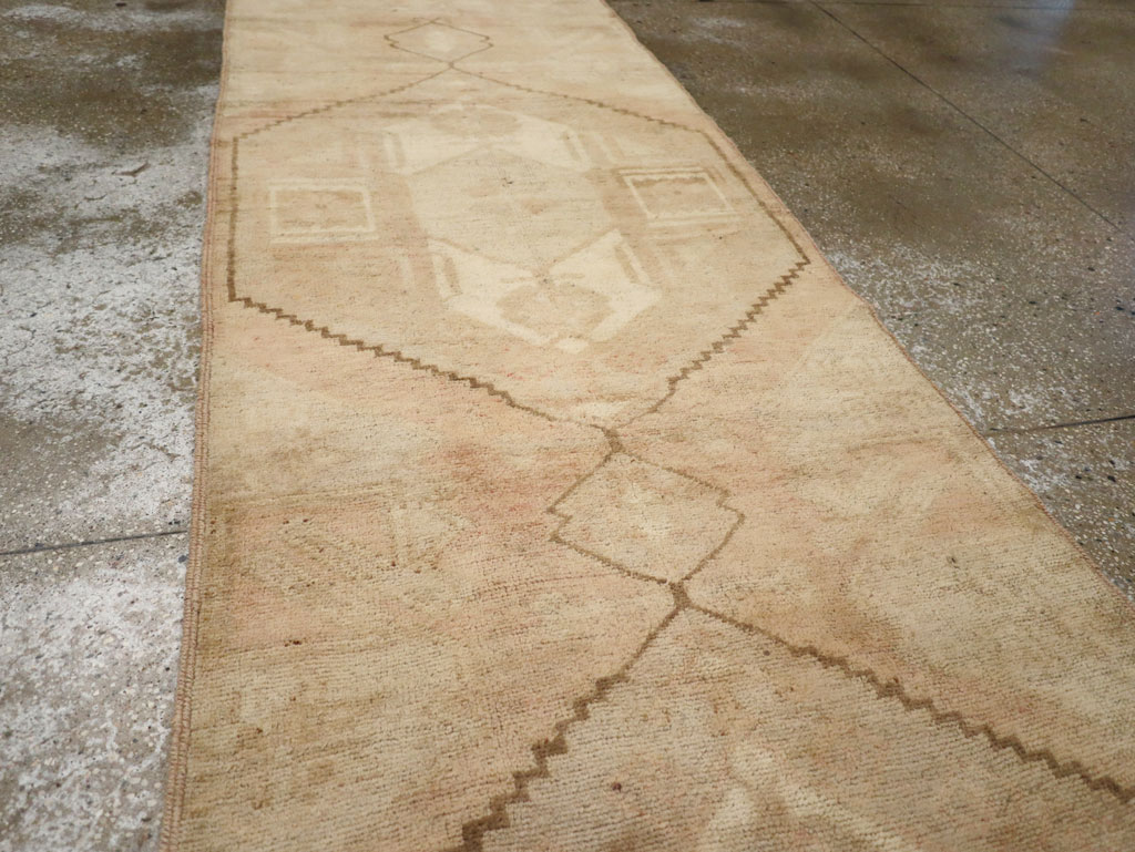 Vintage Turkish Anatolian Runner, No.33386 - Galerie Shabab