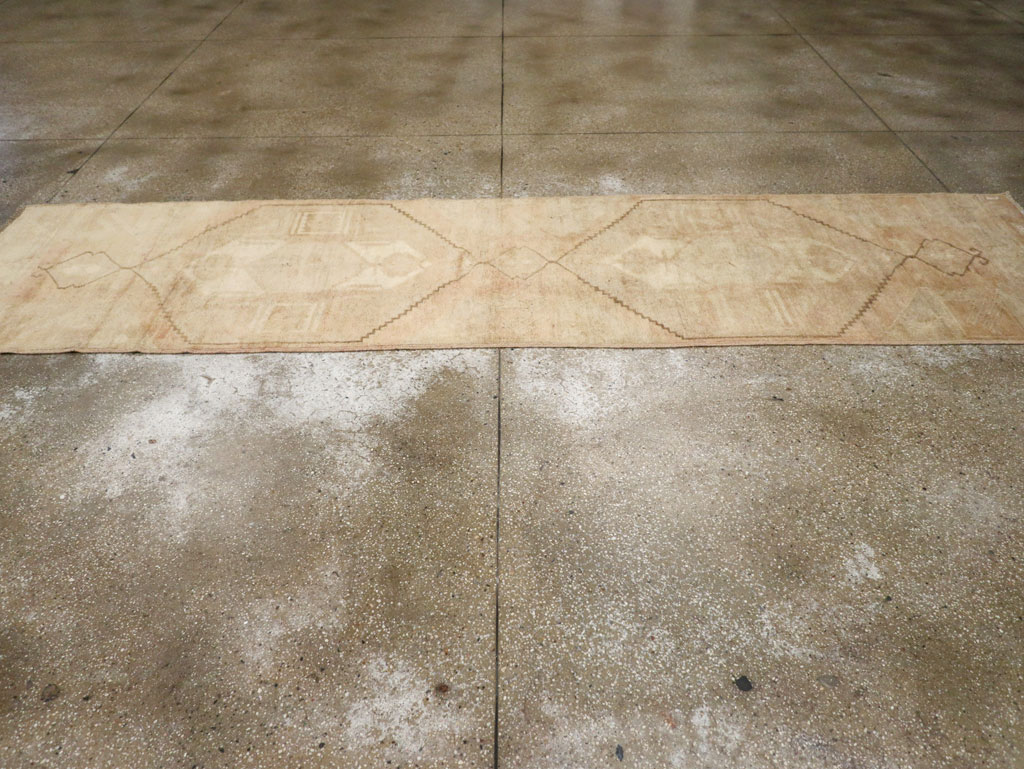 Vintage Turkish Anatolian Runner, No.33386 - Galerie Shabab