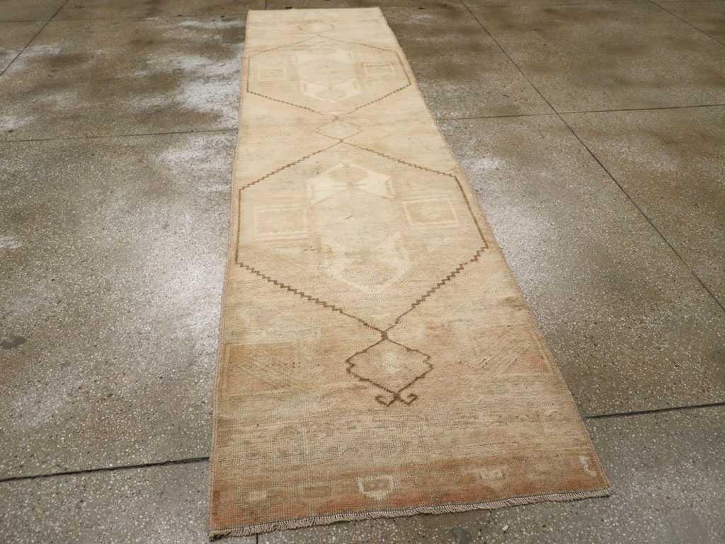 Vintage Turkish Anatolian Runner, No.33386 - Galerie Shabab