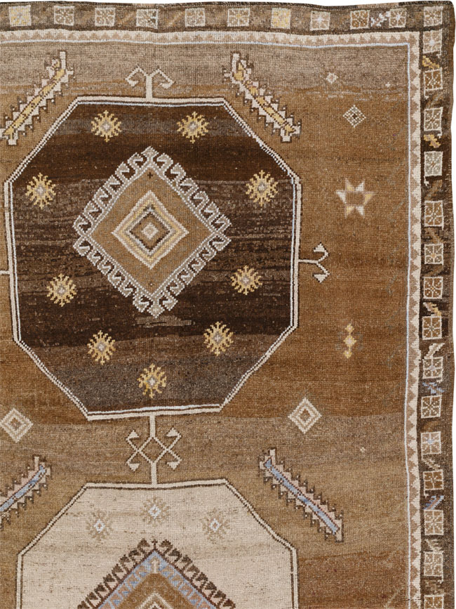 Vintage Turkish Anatolian Room Size Carpet, No.33422 - Galerie Shabab