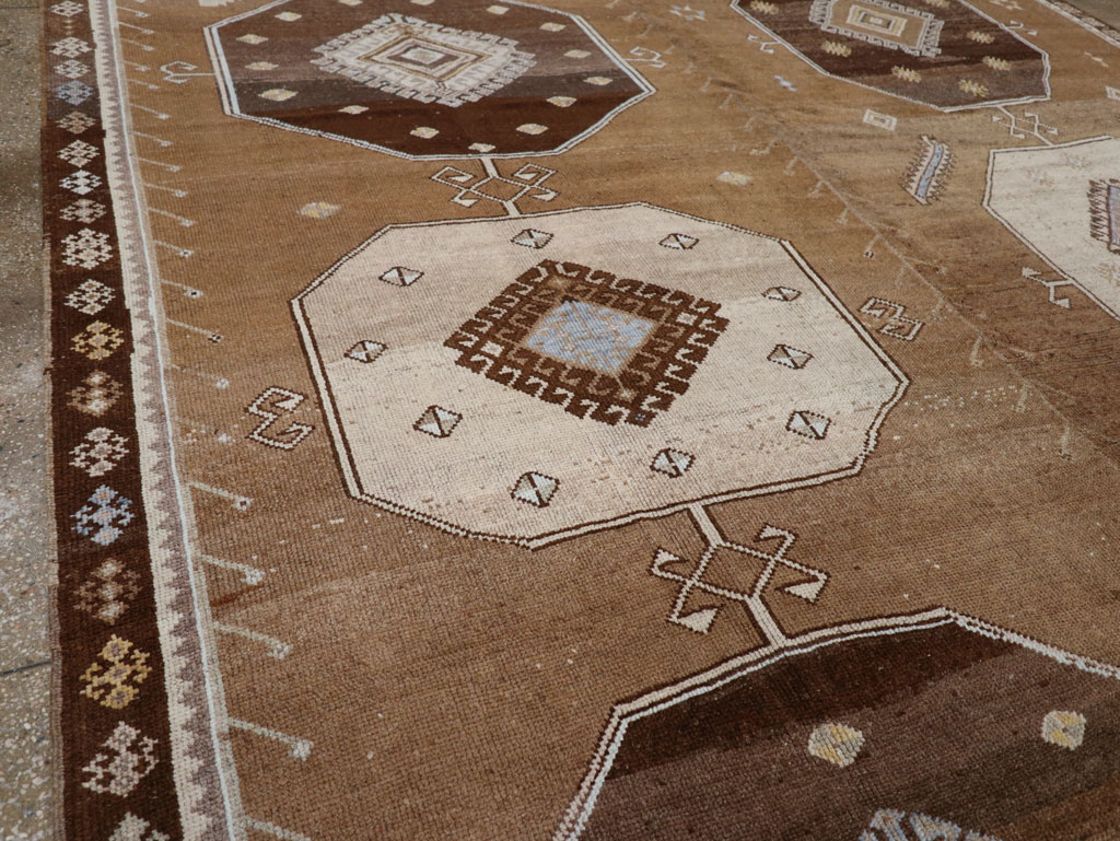 Vintage Turkish Anatolian Room Size Carpet, No.33422 - Galerie Shabab