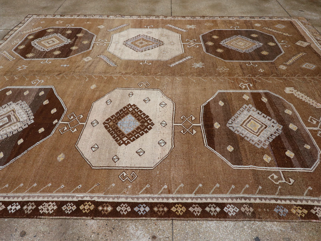 Vintage Turkish Anatolian Room Size Carpet, No.33422 - Galerie Shabab