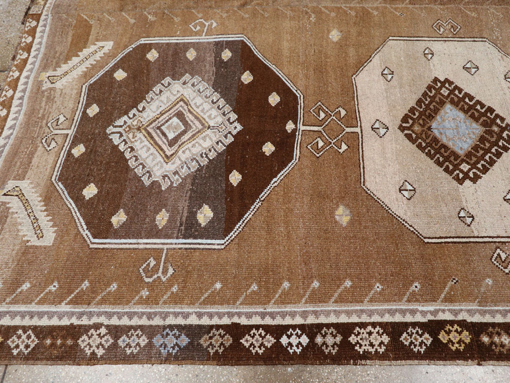 Vintage Turkish Anatolian Room Size Carpet, No.33422 - Galerie Shabab