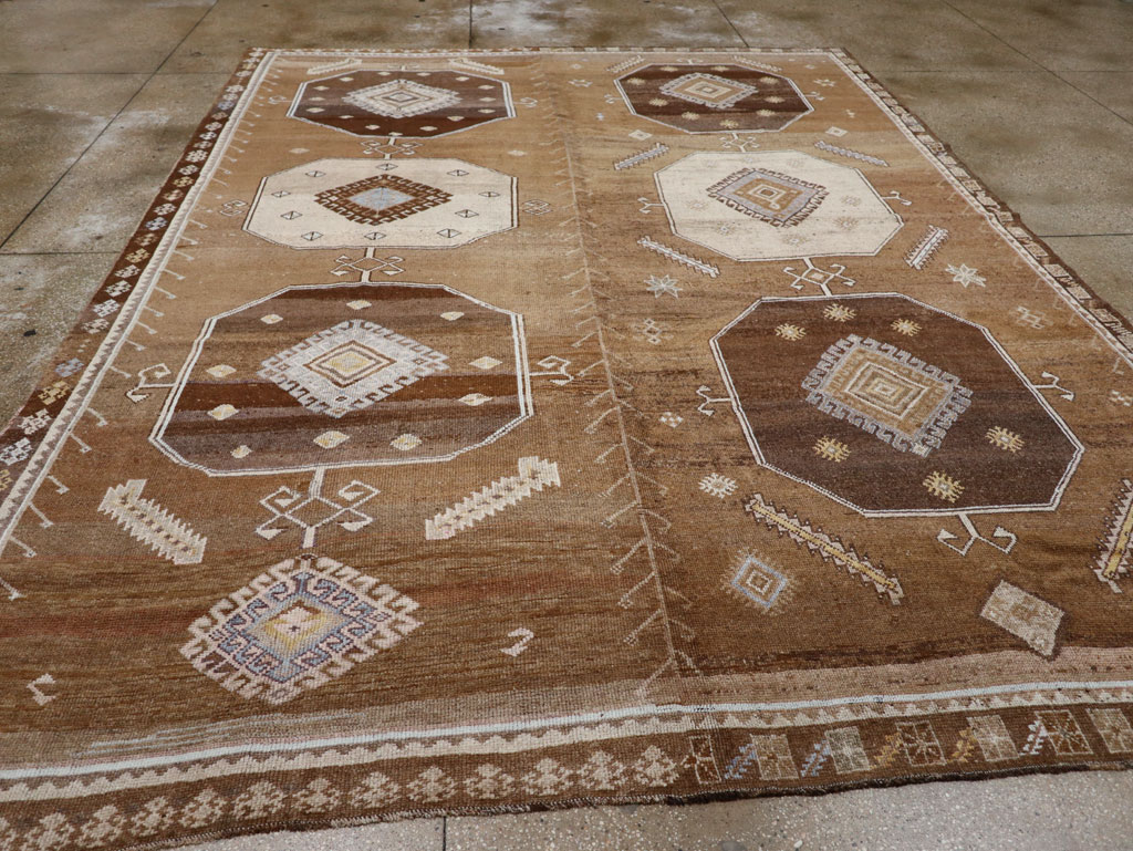 Vintage Turkish Anatolian Room Size Carpet, No.33422 - Galerie Shabab