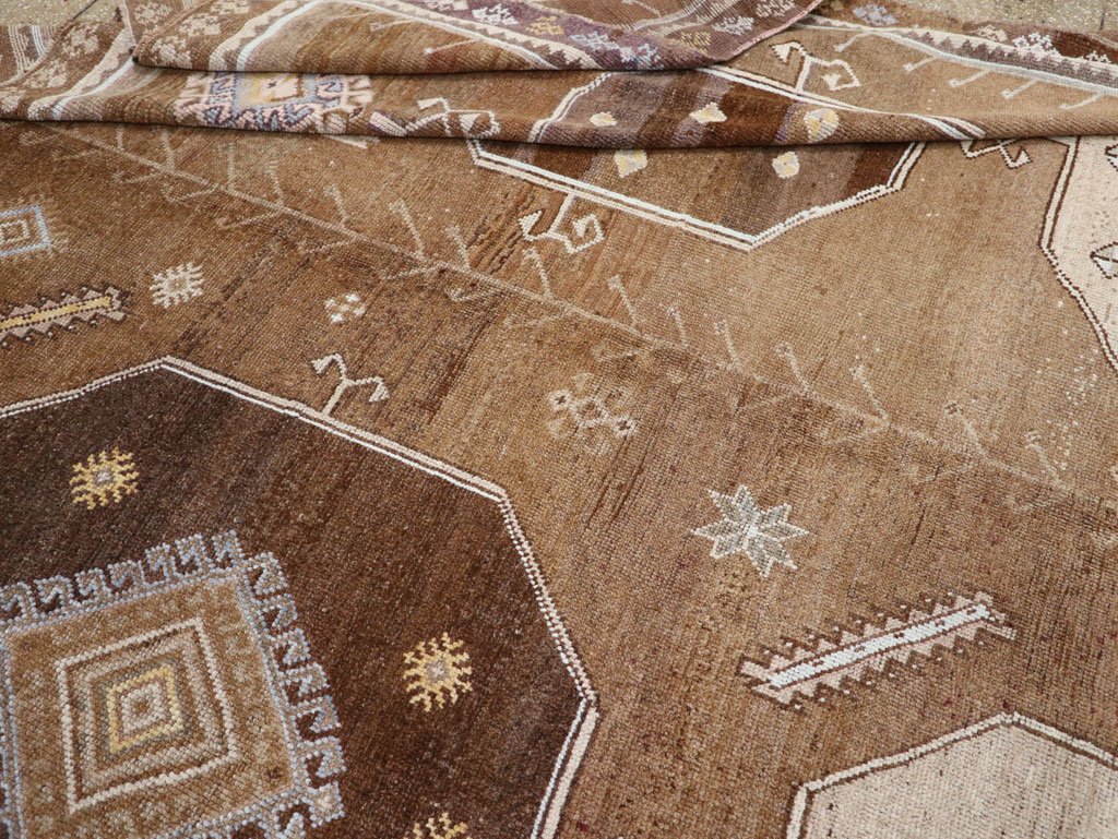 Vintage Turkish Anatolian Room Size Carpet, No.33422 - Galerie Shabab