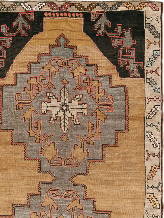 Vintage Turkish Anatolian Room Size Carpet, No.33462 - Galerie Shabab