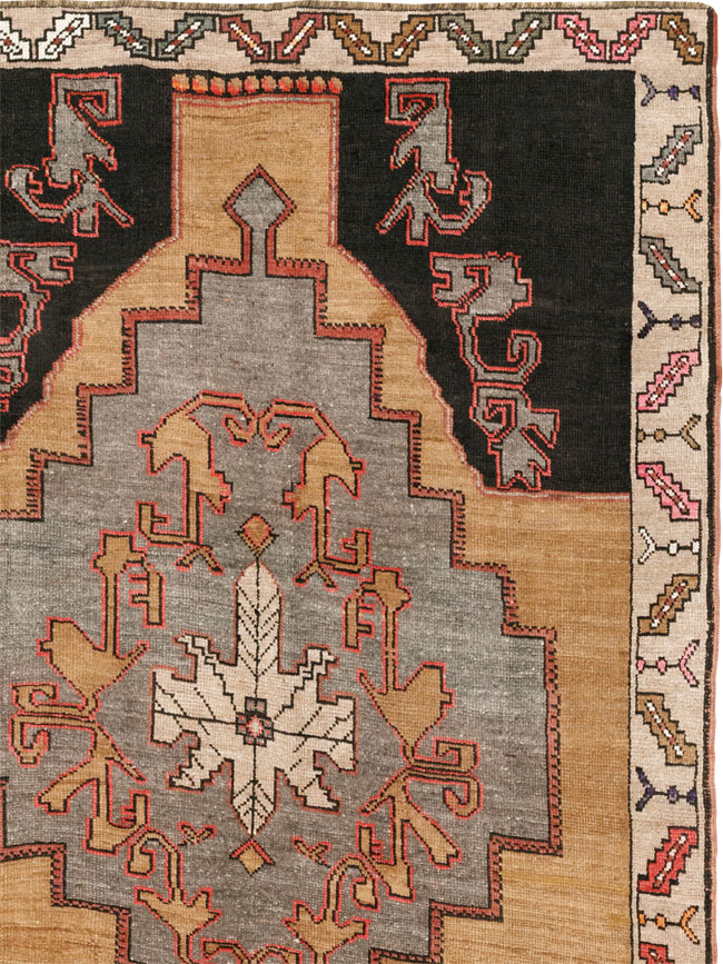 Vintage Turkish Anatolian Room Size Carpet, No.33462 - Galerie Shabab