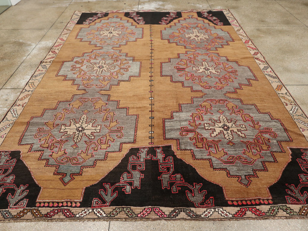 Vintage Turkish Anatolian Room Size Carpet, No.33462 - Galerie Shabab