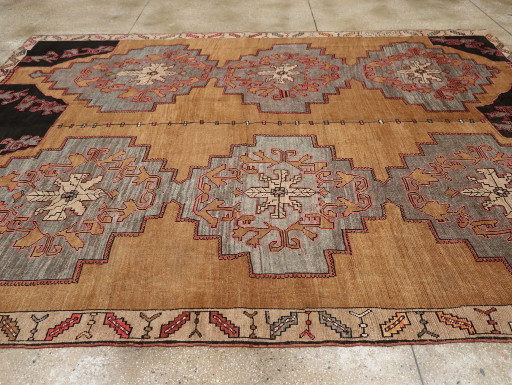 Vintage Turkish Anatolian Room Size Carpet, No.33462 - Galerie Shabab