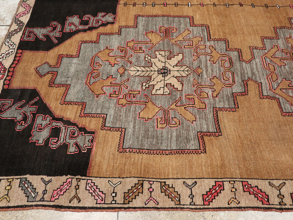 Vintage Turkish Anatolian Room Size Carpet, No.33462 - Galerie Shabab