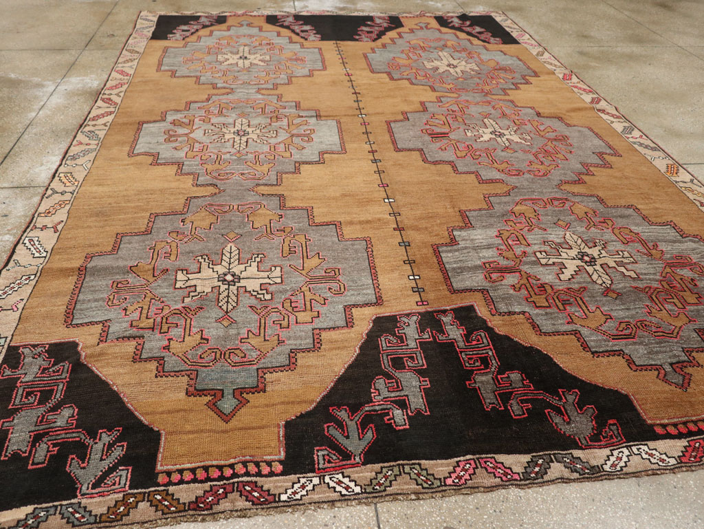 Vintage Turkish Anatolian Room Size Carpet, No.33462 - Galerie Shabab