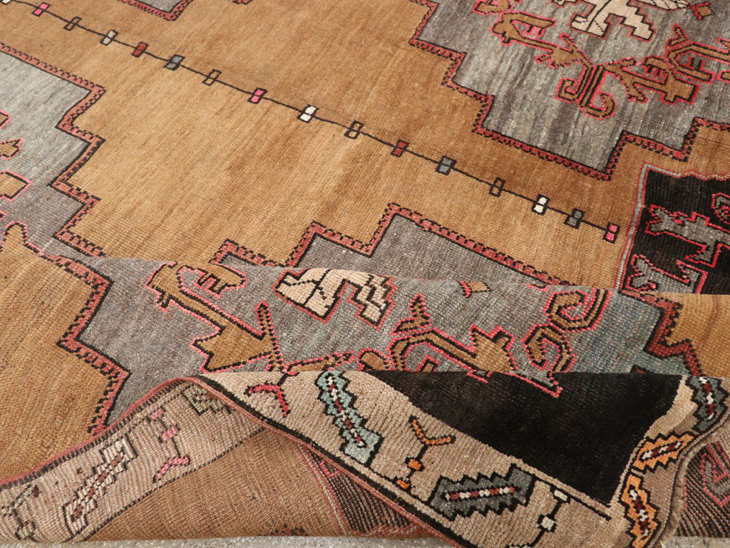 Vintage Turkish Anatolian Room Size Carpet, No.33462 - Galerie Shabab