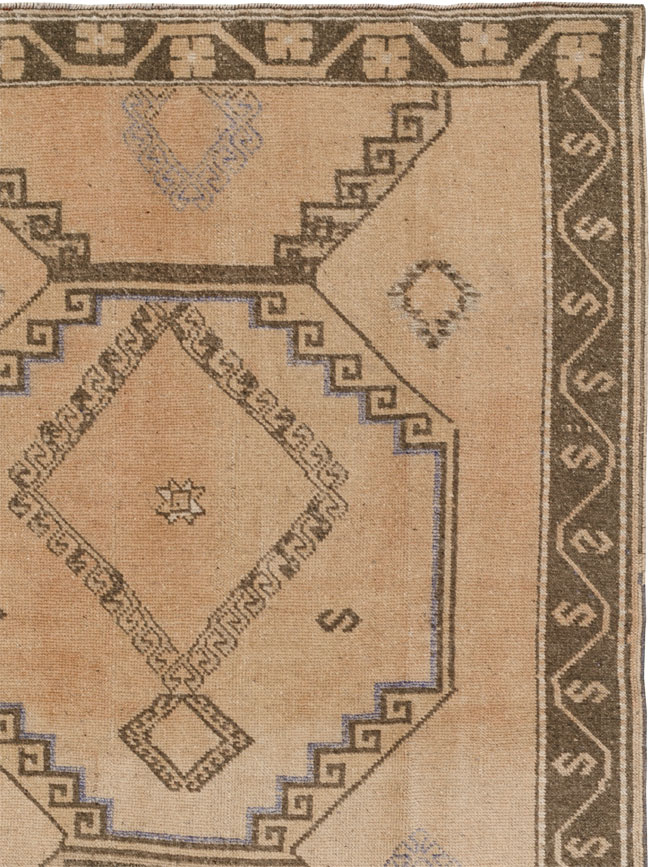 Vintage Turkish Anatolian Room Size Carpet, No.33464 - Galerie Shabab