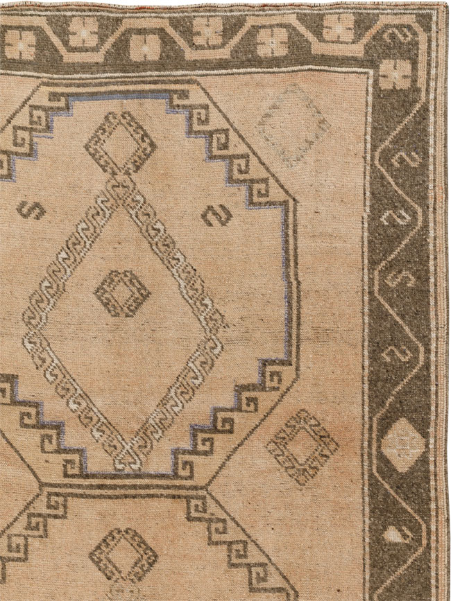 Vintage Turkish Anatolian Room Size Carpet, No.33464 - Galerie Shabab