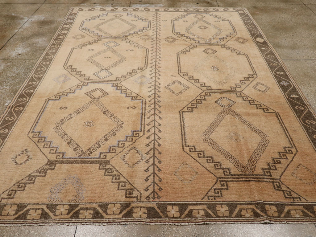 Vintage Turkish Anatolian Room Size Carpet, No.33464 - Galerie Shabab