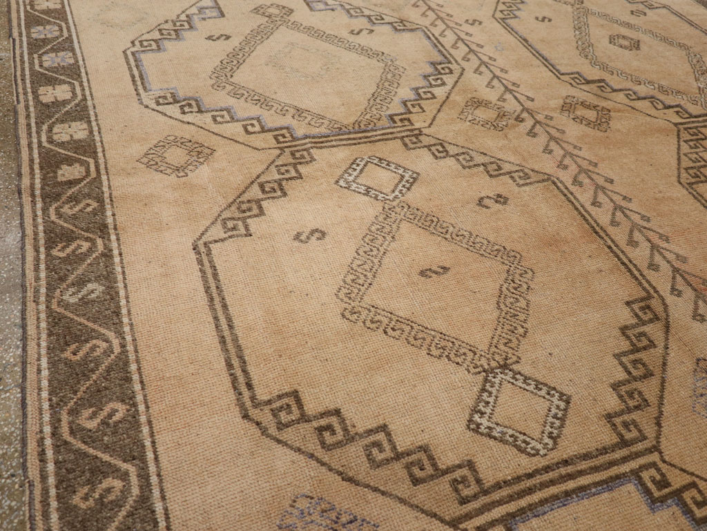 Vintage Turkish Anatolian Room Size Carpet, No.33464 - Galerie Shabab