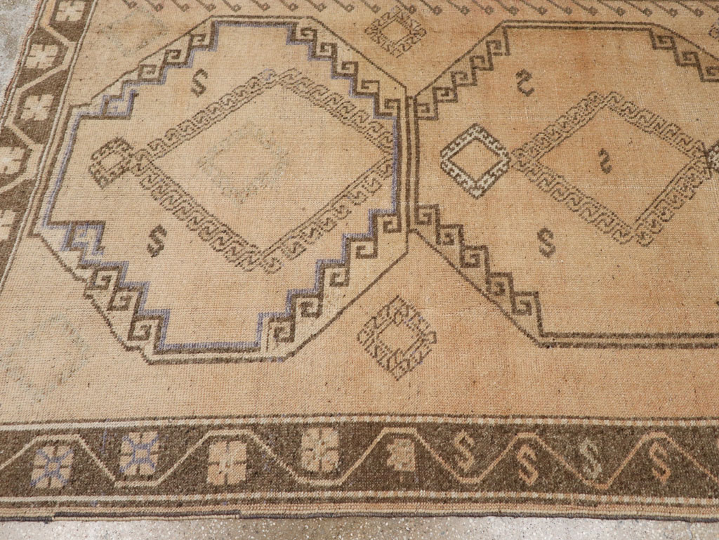 Vintage Turkish Anatolian Room Size Carpet, No.33464 - Galerie Shabab