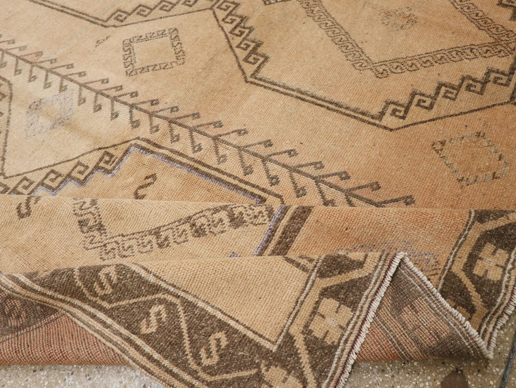 Vintage Turkish Anatolian Room Size Carpet, No.33464 - Galerie Shabab