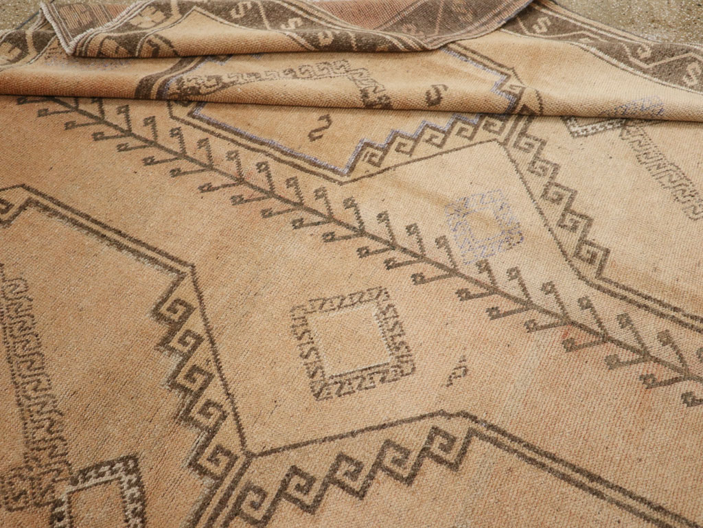 Vintage Turkish Anatolian Room Size Carpet, No.33464 - Galerie Shabab