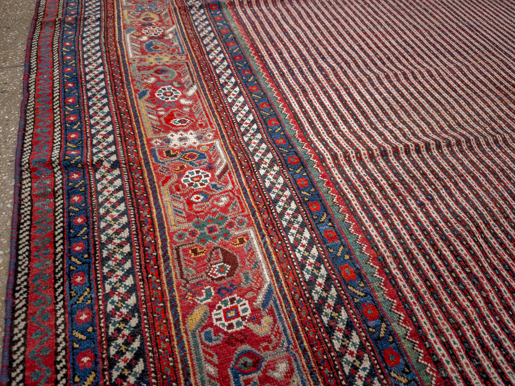 Antique Persian Qashqai Accent Carpet, No.33469 - Galerie Shabab