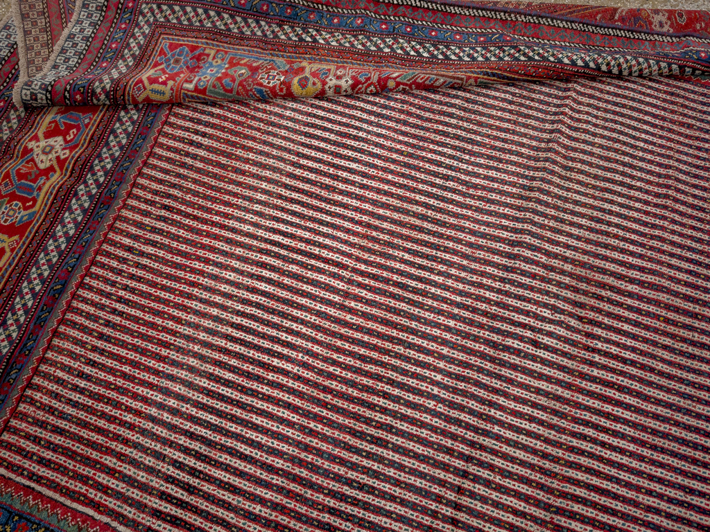 Antique Persian Qashqai Accent Carpet, No.33469 - Galerie Shabab