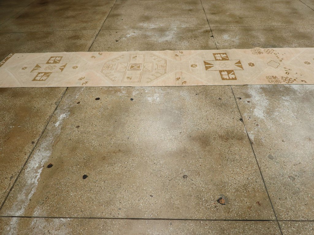 Vintage Turkish Anatolian Long Runner, No.33475 - Galerie Shabab