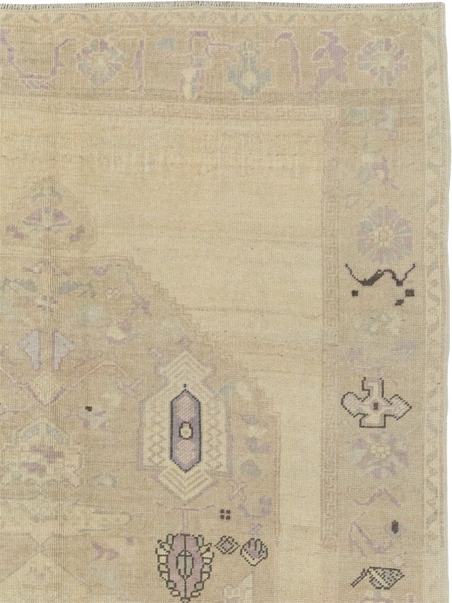 Vintage Turkish Anatolian Accent Rug, No.33483 - Galerie Shabab