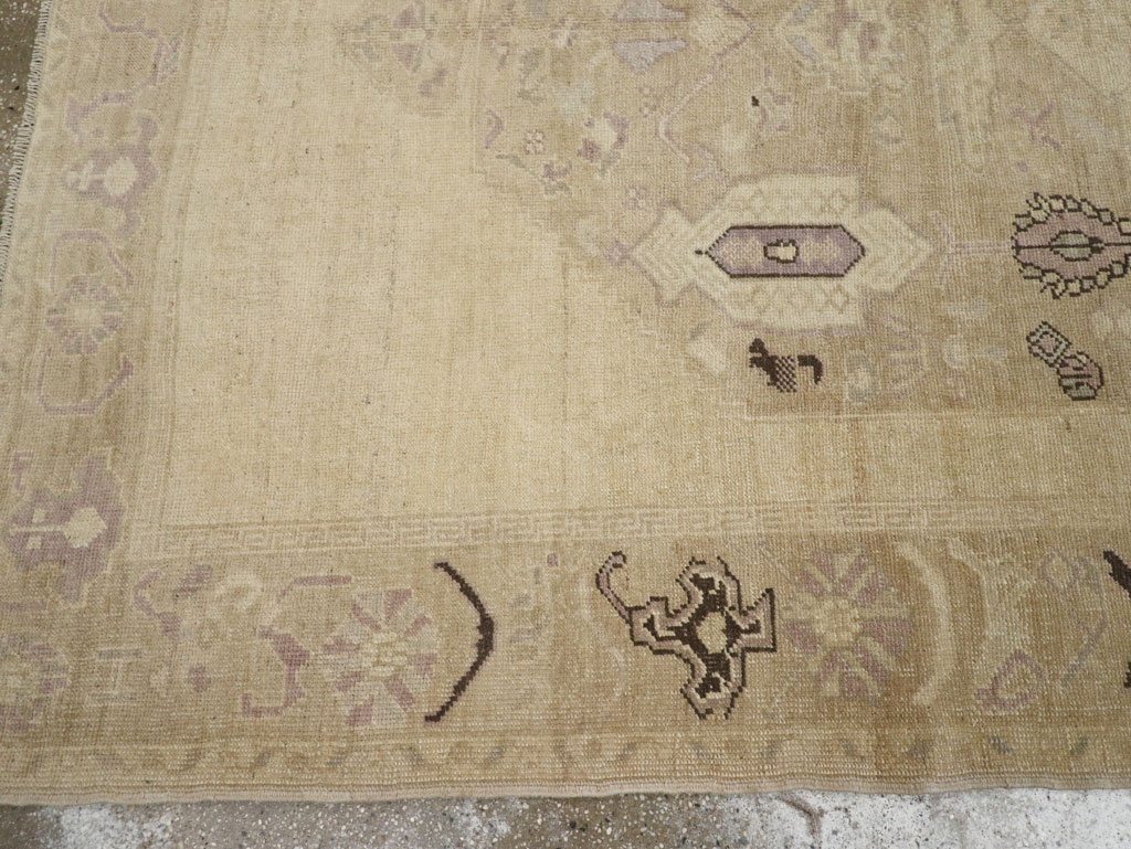 Vintage Turkish Anatolian Accent Rug, No.33483 - Galerie Shabab