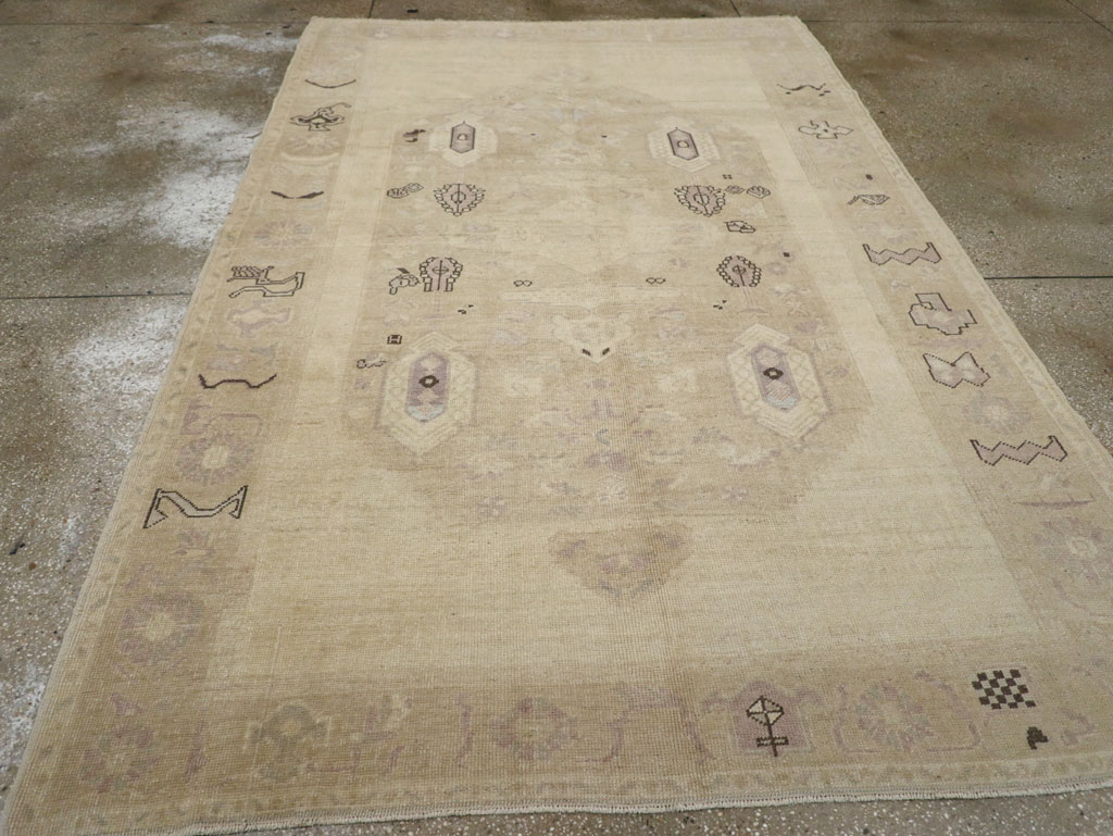 Vintage Turkish Anatolian Accent Rug, No.33483 - Galerie Shabab
