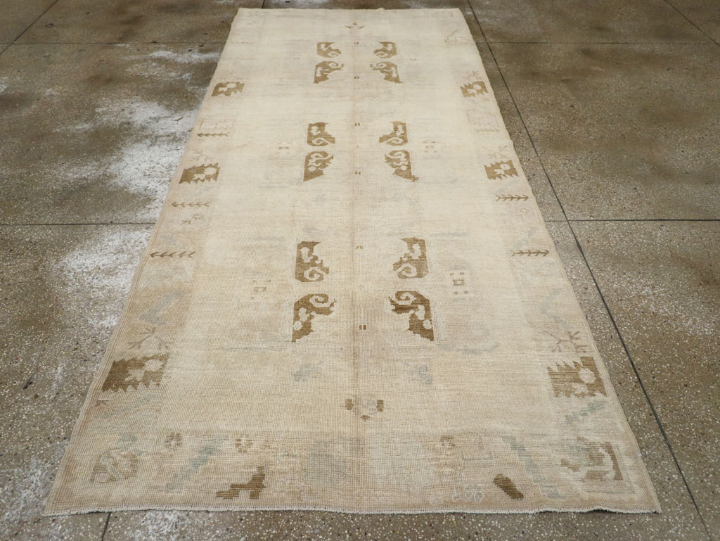 Vintage Turkish Anatolian Wide Gallery Runner, No.33484 - Galerie Shabab