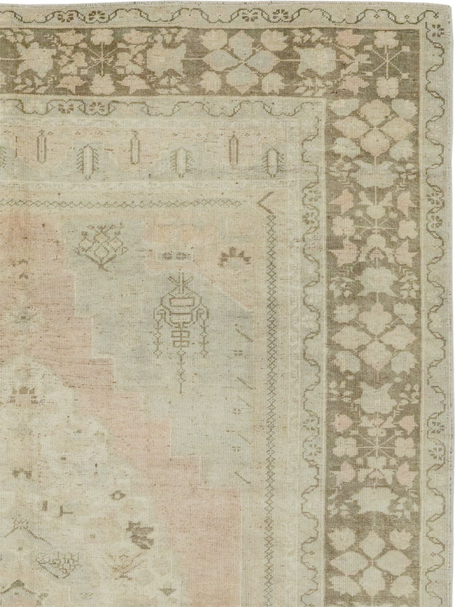 Vintage Turkish Anatolian Accent Rug, No.33487 - Galerie Shabab