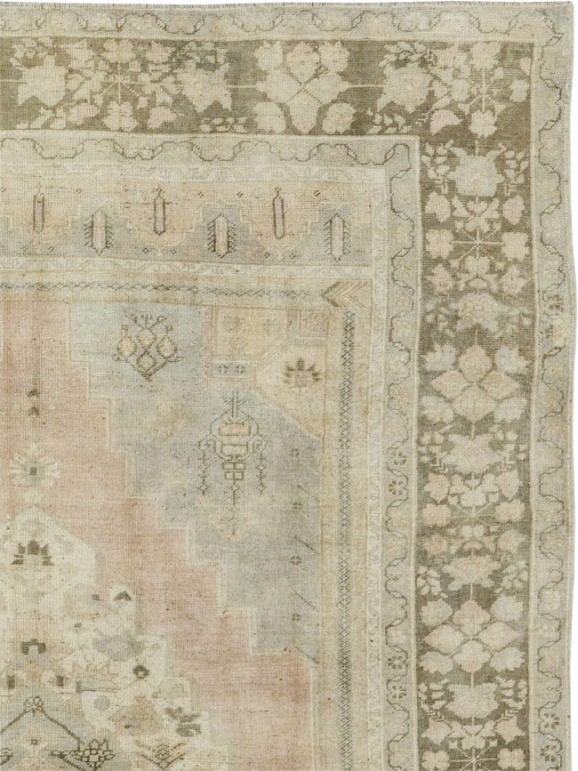 Vintage Turkish Anatolian Accent Rug, No.33487 - Galerie Shabab