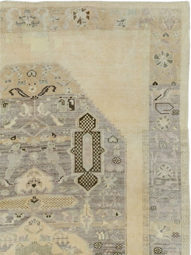 Vintage Turkish Anatolian Accent Rug, No.33488 - Galerie Shabab