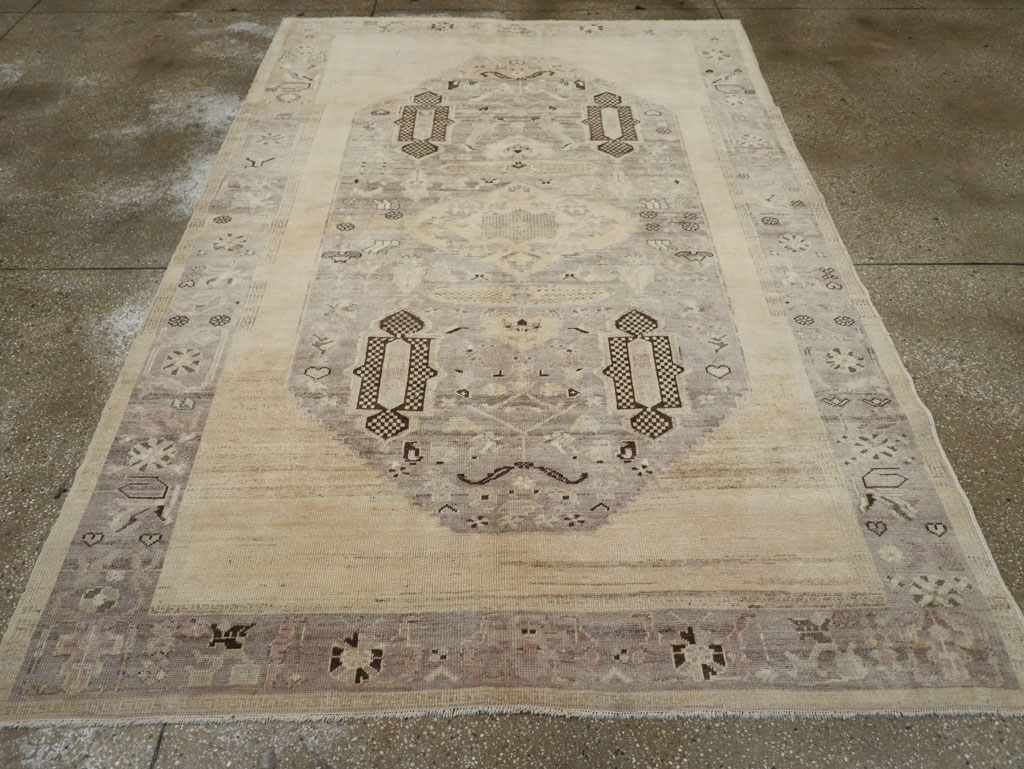 Vintage Turkish Anatolian Accent Rug, No.33488 - Galerie Shabab