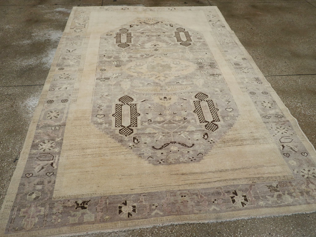 Vintage Turkish Anatolian Accent Rug, No.33488 - Galerie Shabab