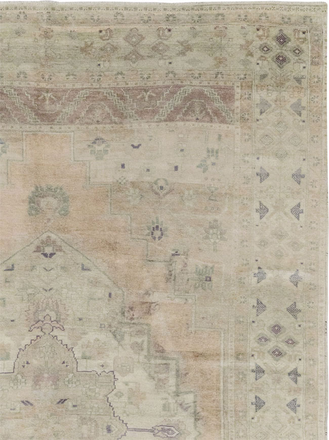 Vintage Turkish Anatolian Accent Carpet, No.33490 - Galerie Shabab