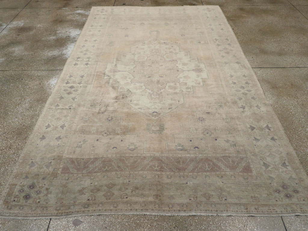 Vintage Turkish Anatolian Accent Carpet, No.33490 - Galerie Shabab