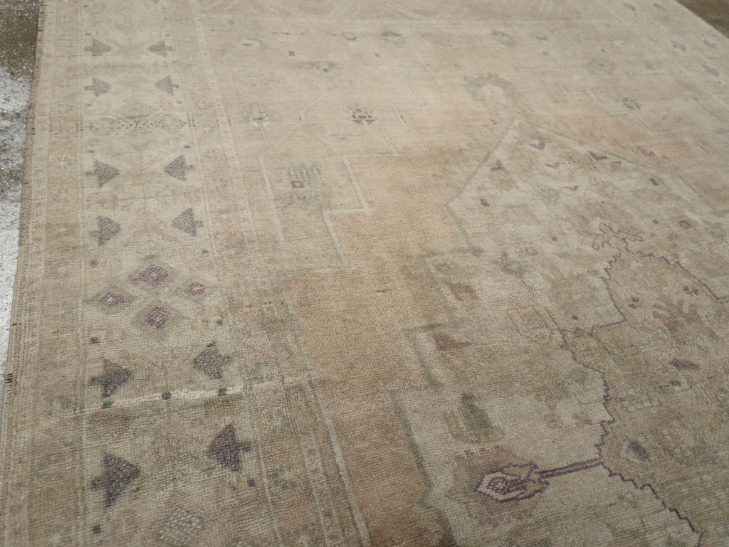 Vintage Turkish Anatolian Accent Carpet, No.33490 - Galerie Shabab