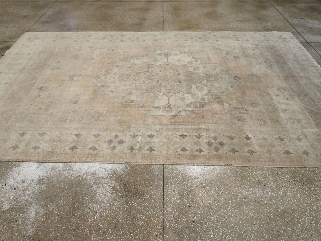 Vintage Turkish Anatolian Accent Carpet, No.33490 - Galerie Shabab