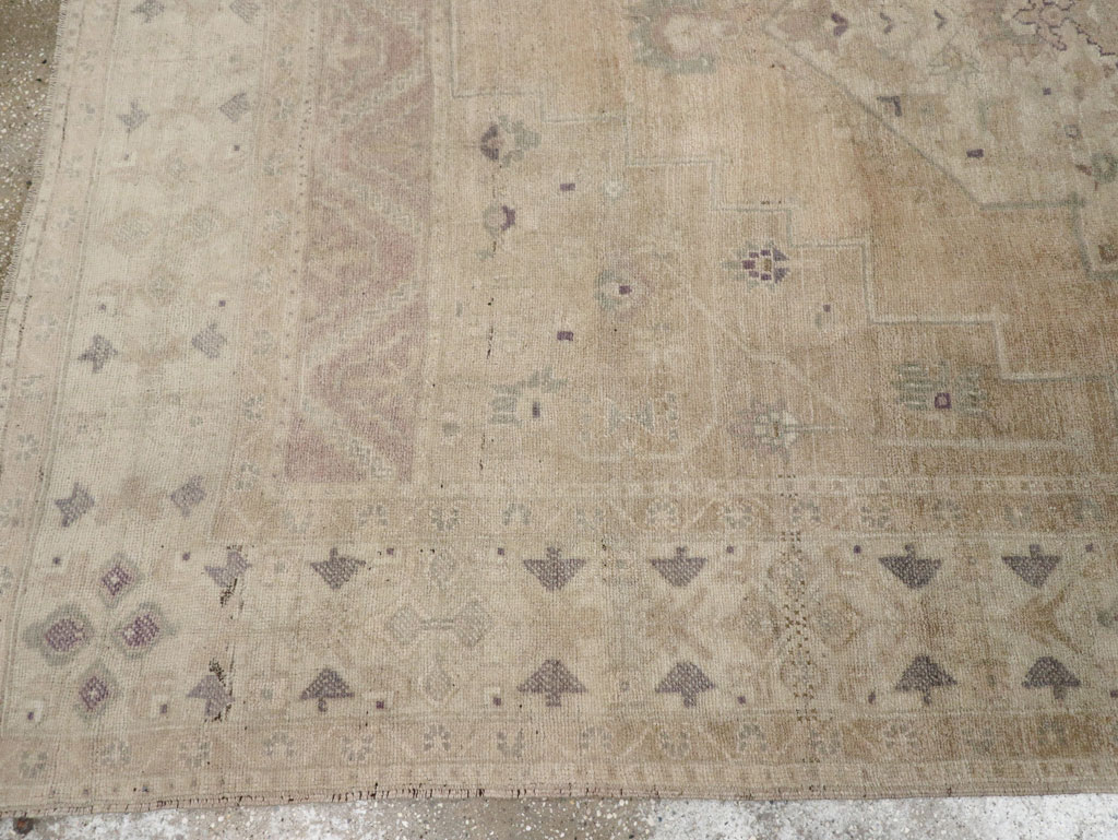 Vintage Turkish Anatolian Accent Carpet, No.33490 - Galerie Shabab