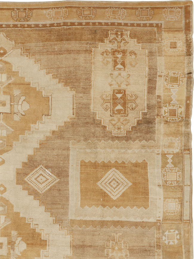 Vintage Turkish Anatolian Room Size Carpet, No.33572 - Galerie Shabab