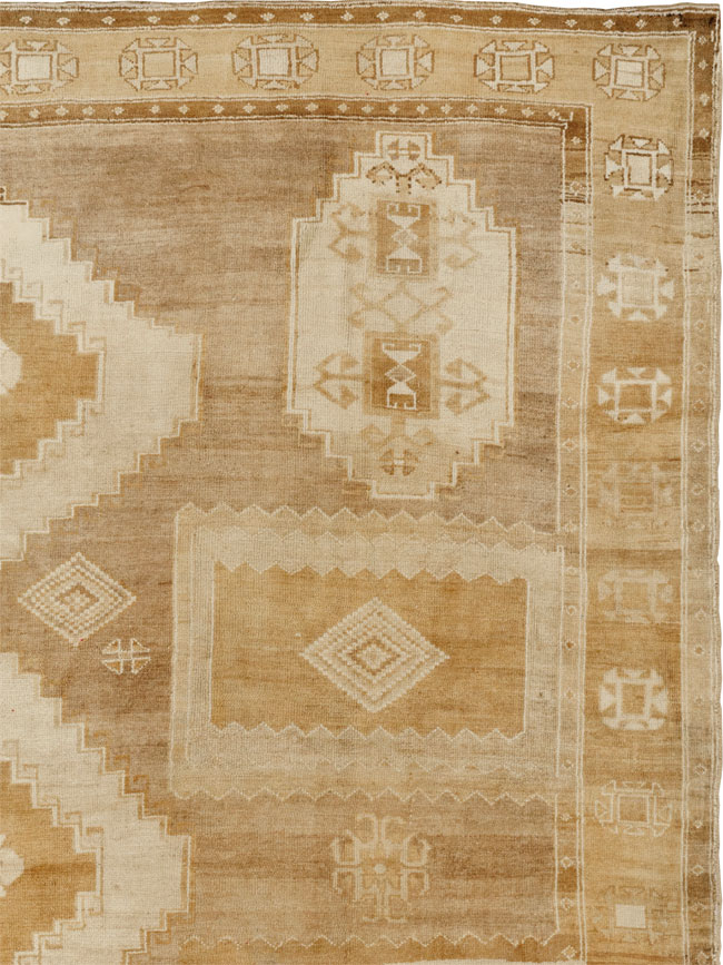 Vintage Turkish Anatolian Room Size Carpet, No.33572 - Galerie Shabab