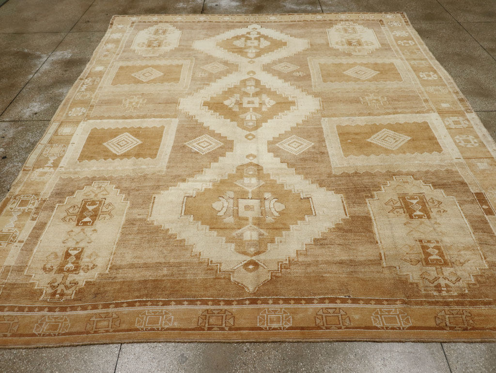 Vintage Turkish Anatolian Room Size Carpet, No.33572 - Galerie Shabab