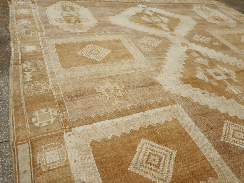 Vintage Turkish Anatolian Room Size Carpet, No.33572 - Galerie Shabab