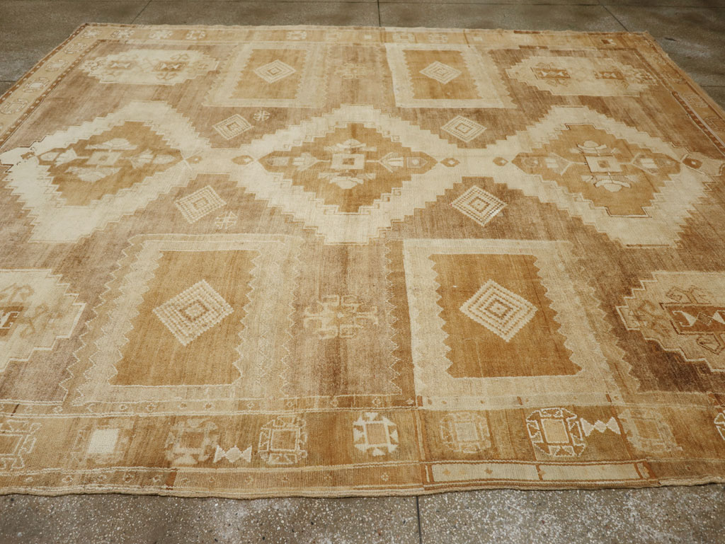 Vintage Turkish Anatolian Room Size Carpet, No.33572 - Galerie Shabab