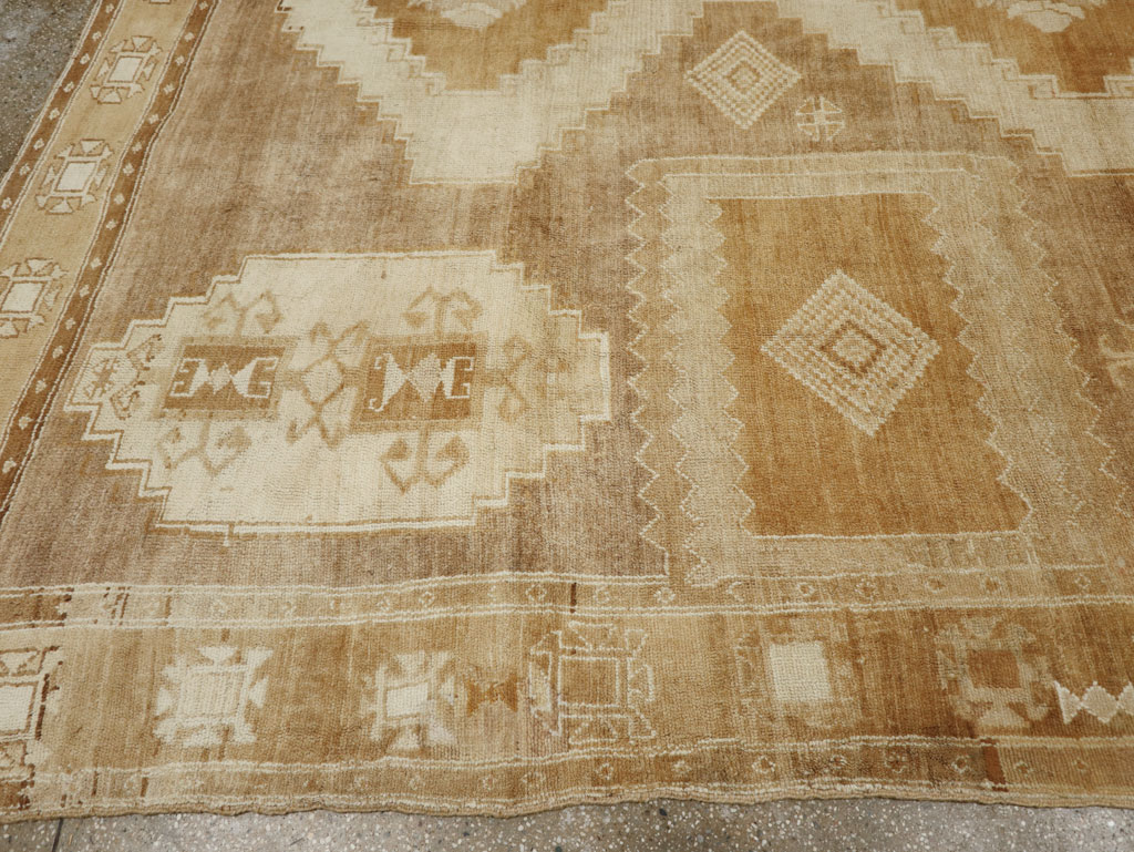 Vintage Turkish Anatolian Room Size Carpet, No.33572 - Galerie Shabab
