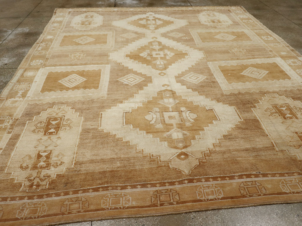 Vintage Turkish Anatolian Room Size Carpet, No.33572 - Galerie Shabab